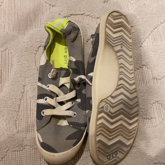 Sneakers - Picture 3 of 4